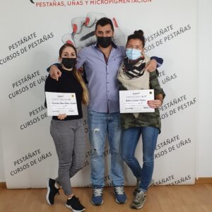 Curso práctico de pestañas con ambiente positivo y profesional