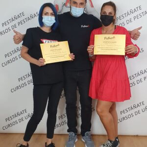 Estudiantes sonriendo tras finalizar el curso de pestañas en Madrid