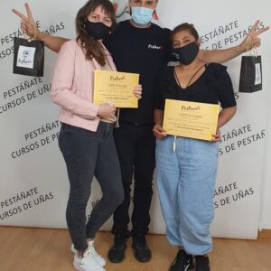Foto grupal de alumnas satisfechas tras curso de pestañas