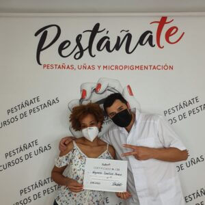Alumna mostrando resultados tras aplicar extensiones de pestañas
